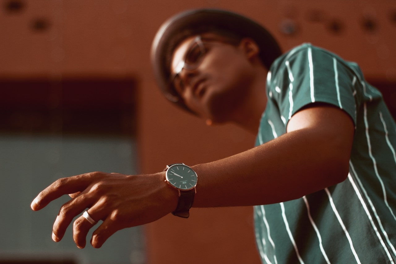 A tourist in the summer walks down the street with a casual watch.